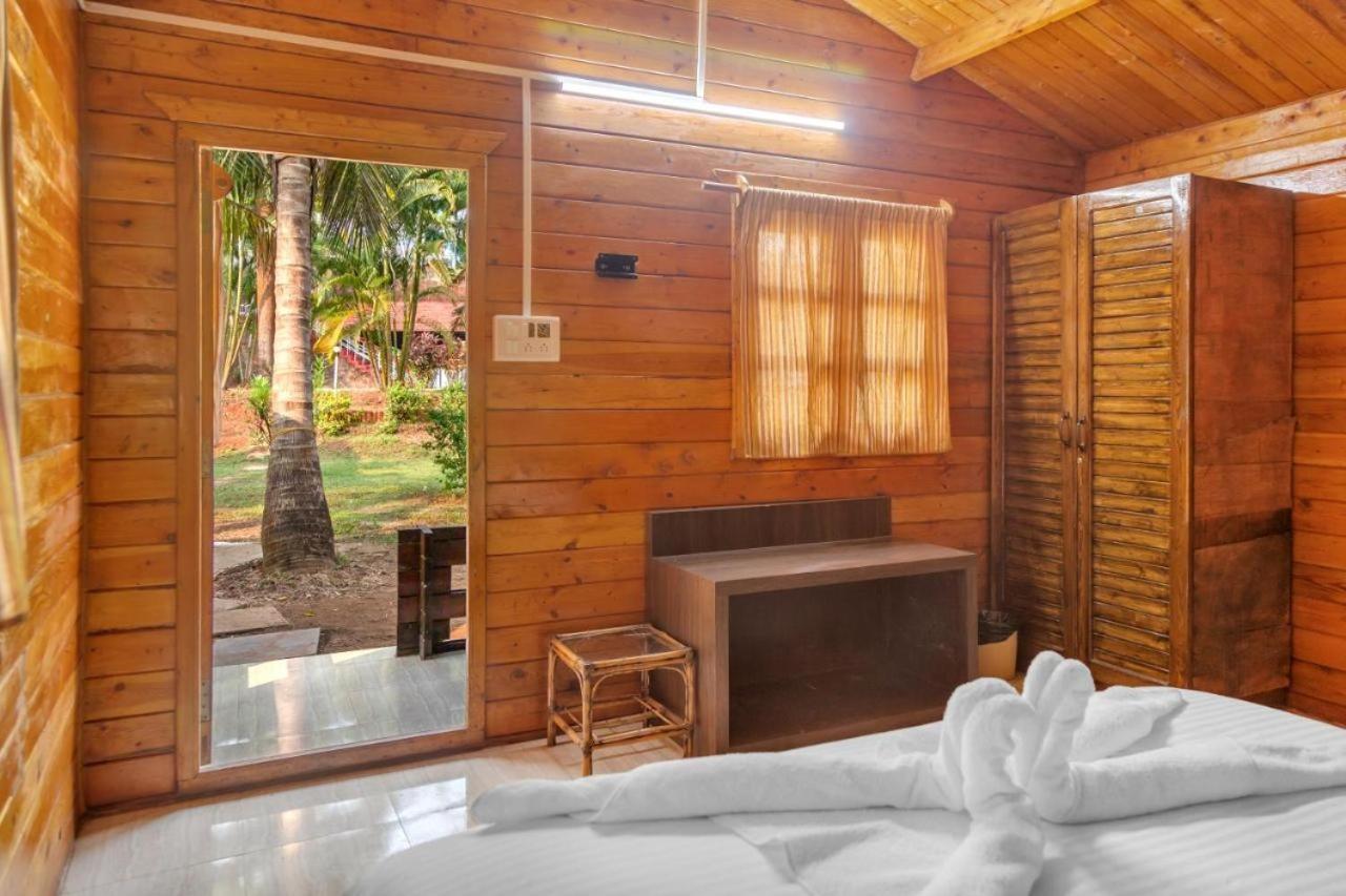 Tropical Valley Resort Morjim Exterior foto